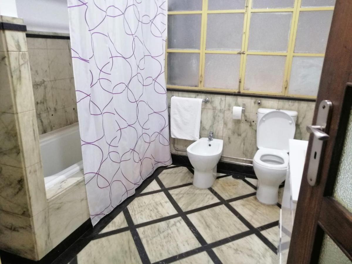 Cama num Dormitório Misto com 8 Camas
