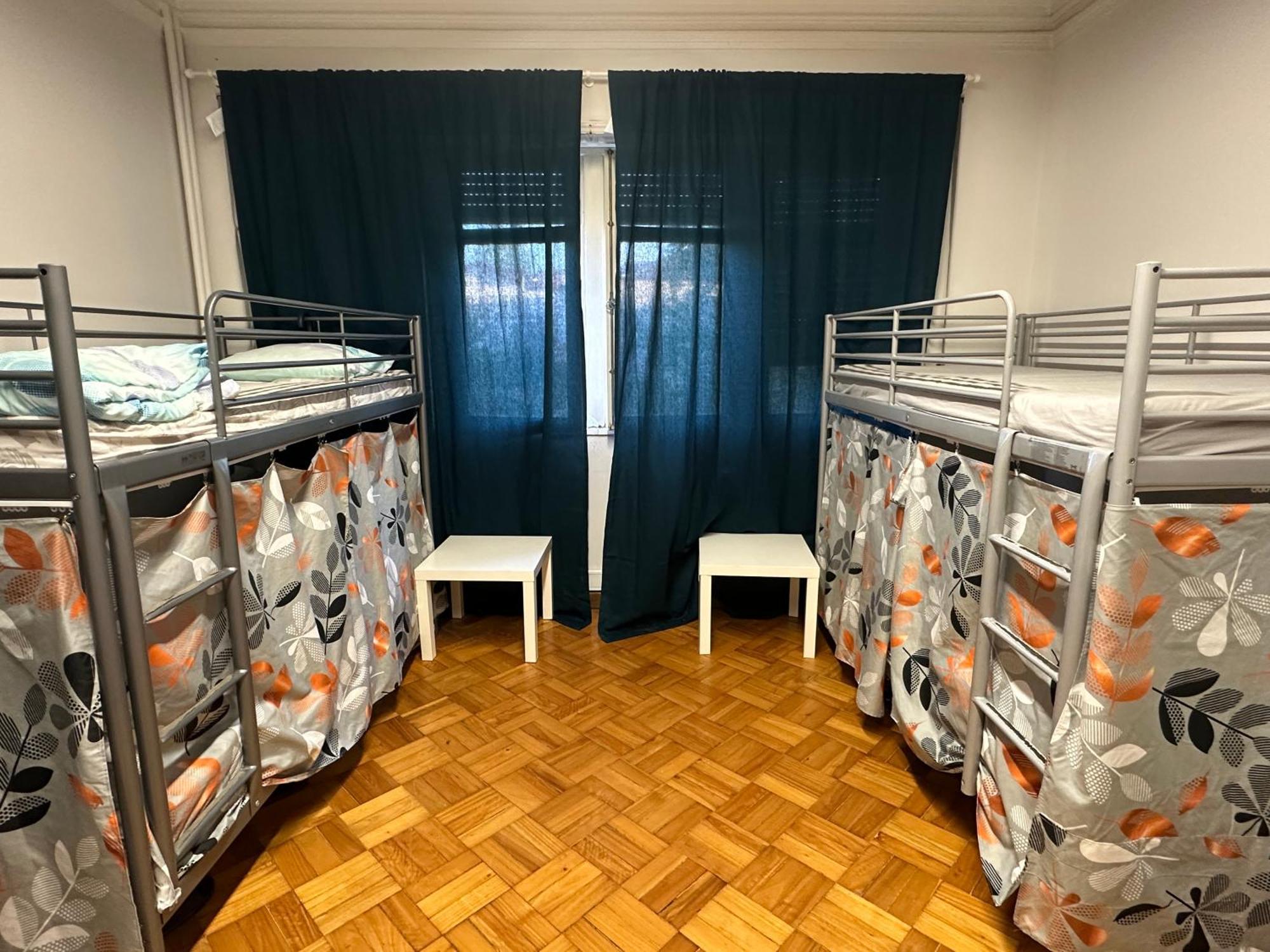 Cama num Dormitório Misto com 4 Camas